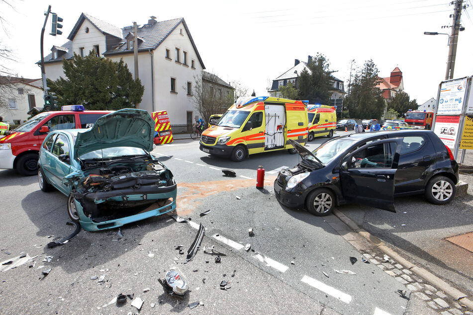Kreuzungs-Crash in Wüstenbrand: Ein Opel und ein Toyota krachten am Donnerstagnachmittag frontal zusammen.