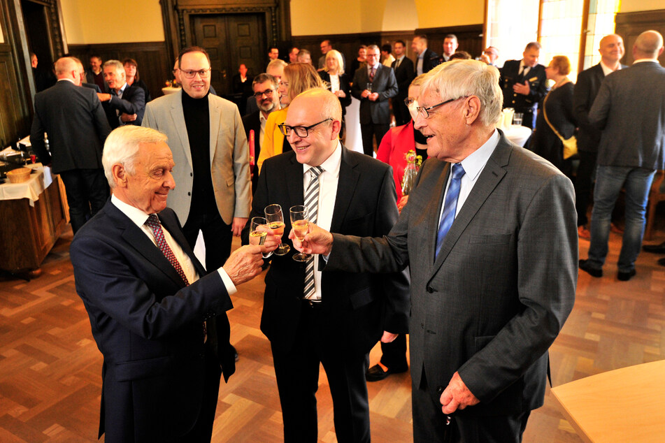 Stadtchefs unter sich: Peter Seifert (80, SPD, 1993-2006), Sven Schulze (50, SPD, seit 2020) und Eberhard Langer (87, SED/Linke, 1986-1990).