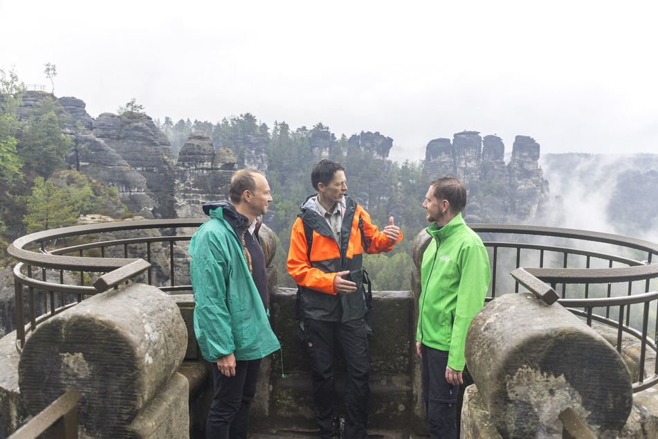Nationalpark-Chef Ulf Zimmermann (M.) im Krisengespräch mit Ministerpräsident Michael Kretschmer (r.) und Umweltminister Wolfram Günther.