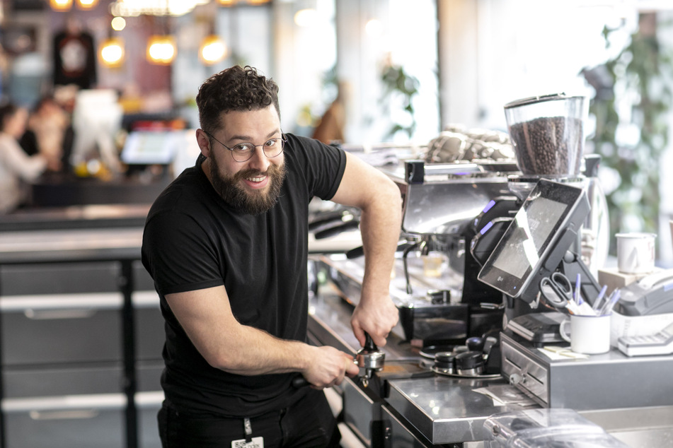 Barista Massimo zaubert Euch nicht nur einen leckeren Kaffee, sondern gleich ein ganzes Kunstwerk. ;-)