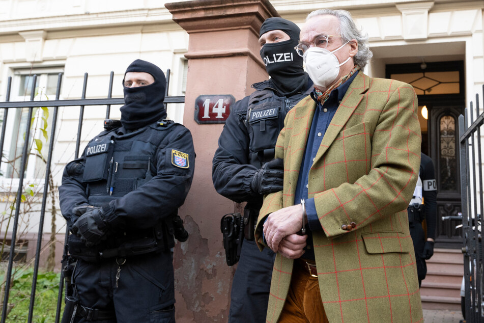 Polizisten führten den vermeintlichen Rädelsführer einer Reichsbürger-Vereinigung, Heinrich XIII. Prinz Reuß (72), 2022 aus einem Haus in Frankfurt am Main.