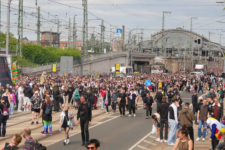 Tausende fanden sich am Bahnhof Neustadt zum Start der "Tolerade 2025" ein.