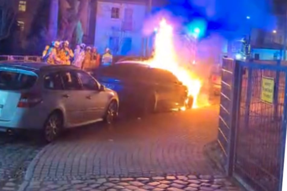 Flammen kamen aus der Vorderfront des Teslas.