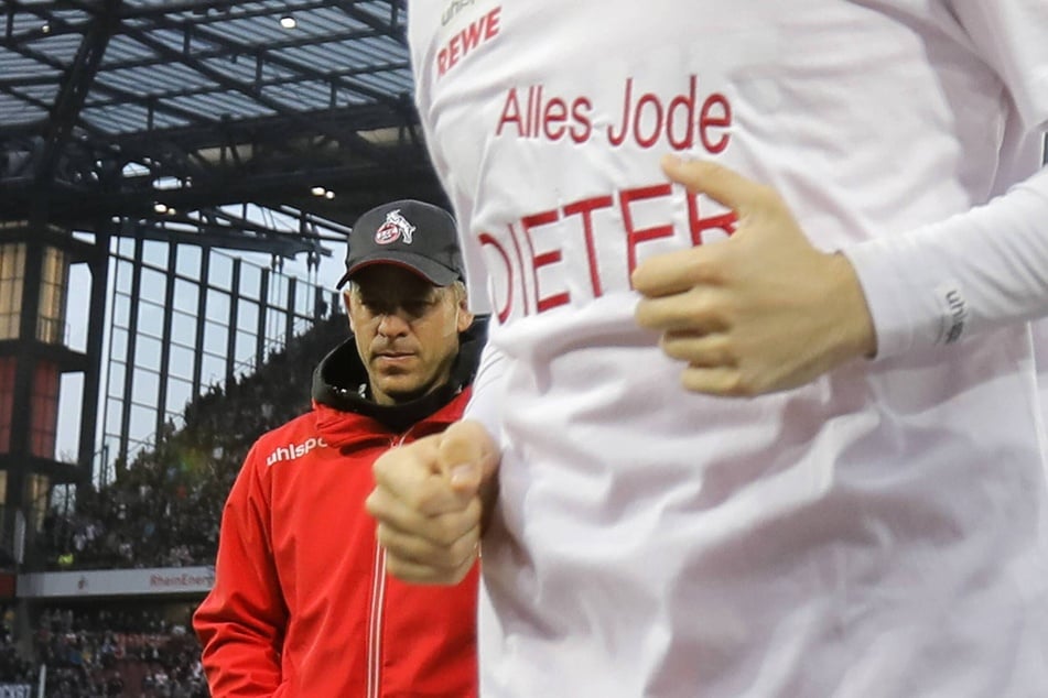 Markus Anfang (50, l.) musste schon 2019 um seinen Papa Dieter (75) bangen. Damals trugen seine Spieler des 1. FC Köln beim Aufwärmen ein T-Shirt mit einer Botschaft an seinen Vater.