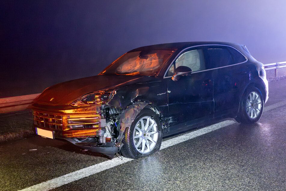 Die Spuren des Unfalls waren auch am Porsche deutlich zu erkennen.