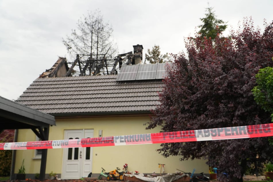 Das Haus kann noch nicht wieder betreten werden. Sobald das möglich ist, soll ein Spezialist zur Ermittlung der Brandursache zum Einsatz kommen.