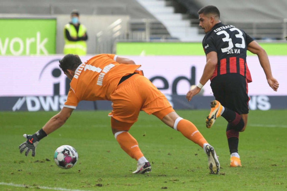 André Silva (r.) scheitert mit seinem Hackentrick am Bielefelder Keeper Stefan Ortega (l.).