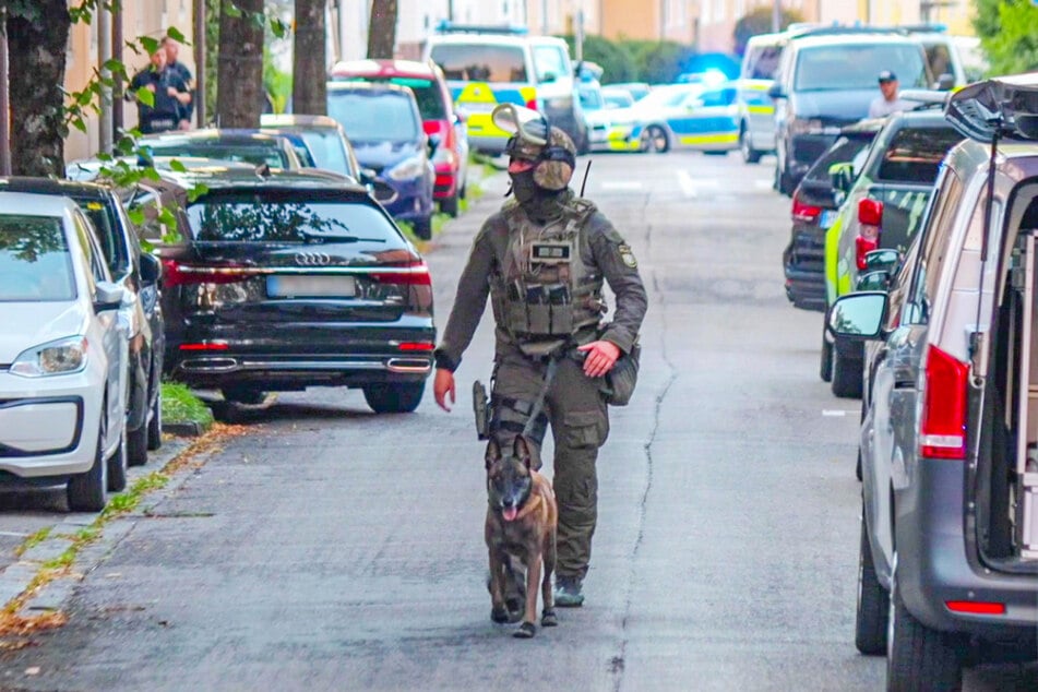 Aufgrund der Situation vor Ort musste ein Spezialeinsatzkommando (SEK) angefordert werden.