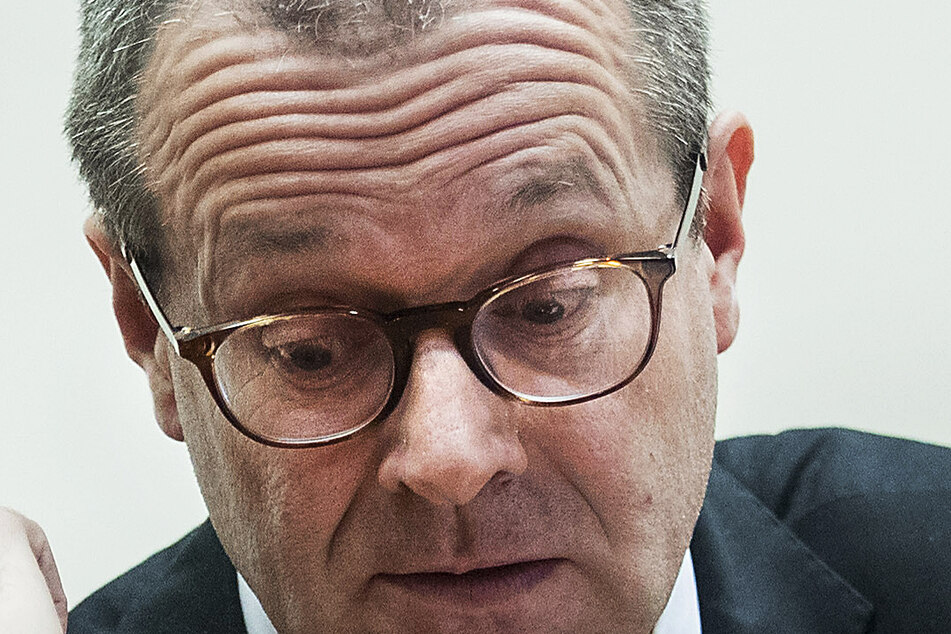 Hans Kluge, Chef der Weltgesundheitsorganisation (WHO) Region Europa, sitzt bei einem Gipfeltreffen zum Coronavirus mit Vertretern der Europäischen Union und der WHO.