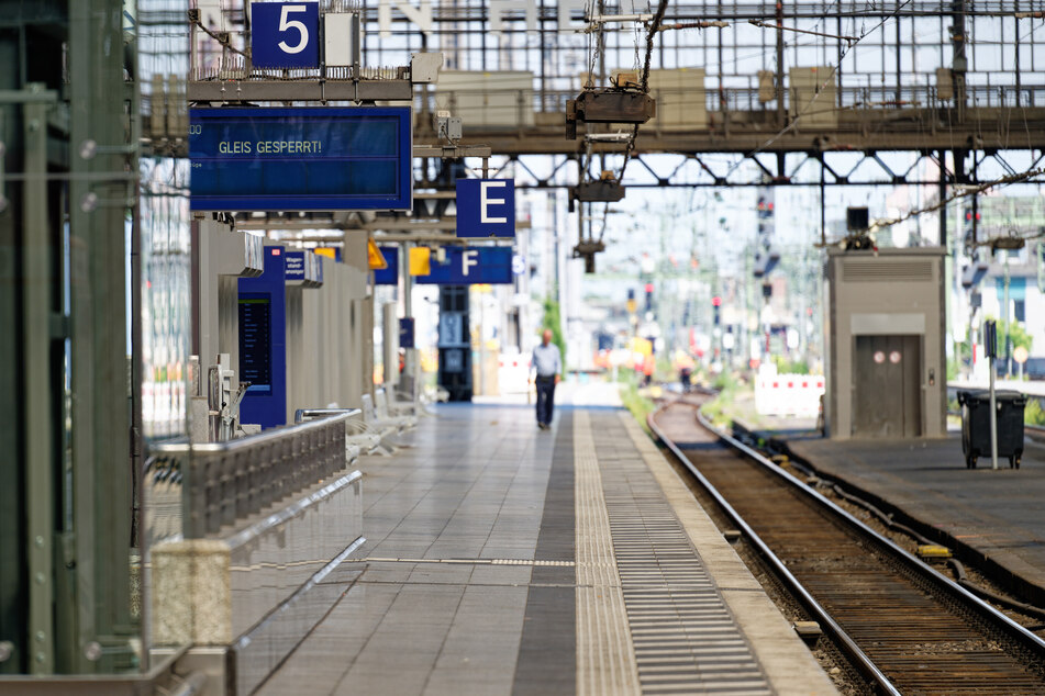 Köln: Kölner Hauptbahnhof für Züge gesperrt: Gleise menschenleer!