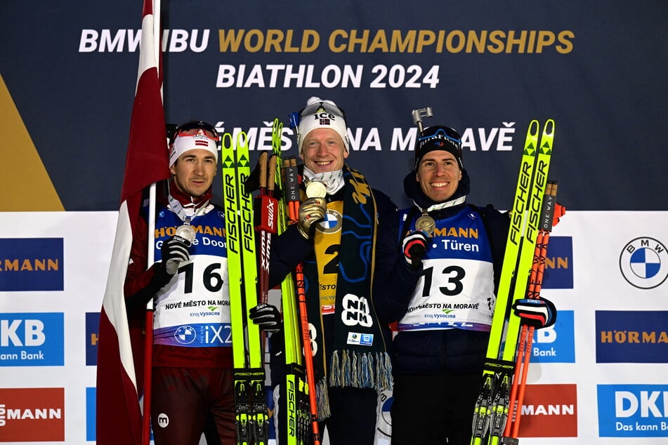 Andrejs Rastorgujevs (l.) stand im vergangenen Jahr noch auf dem WM-Podium im Massenstart, in diesem Jahr reichte es mit nur einem Schießfehler nur für Platz 20 - wegen seiner Verletzungen?