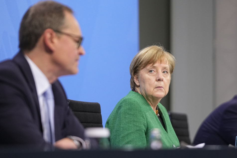 Bundeskanzlerin Angela Merkel (r., 66, CDU) und Berlins Regierender Bürgermeister Michael Müller (l, 56 SPD) nehmen an einer Pressekonferenz im Kanzleramt nach den Beratungen von Bund und Ländern teil.