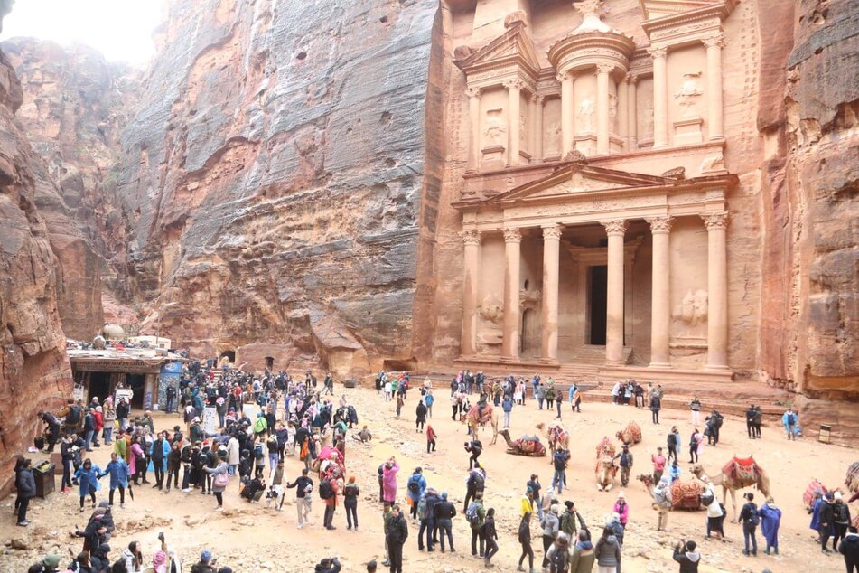 Nach heftigen Regenfällen in der Wüste musste die beliebte Touristenattraktion Petra in Jordanien evakuiert werden.