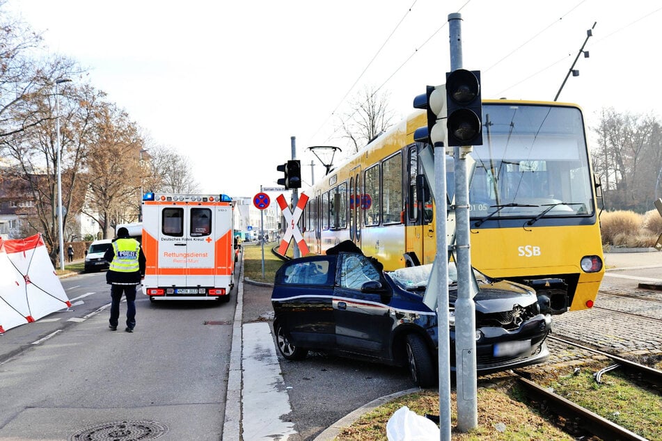 Auto und Straßenbahn kollidieren: 31-Jährige eingeklemmt