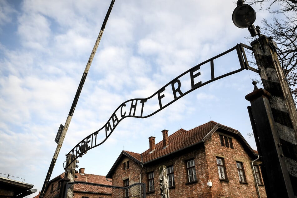 Die Tore des ehemaligen Konzentrationslagers Auschwitz wurden von einem Mann nachgebaut und vor einem Finanzamt in Niederbayern aufgestellt.