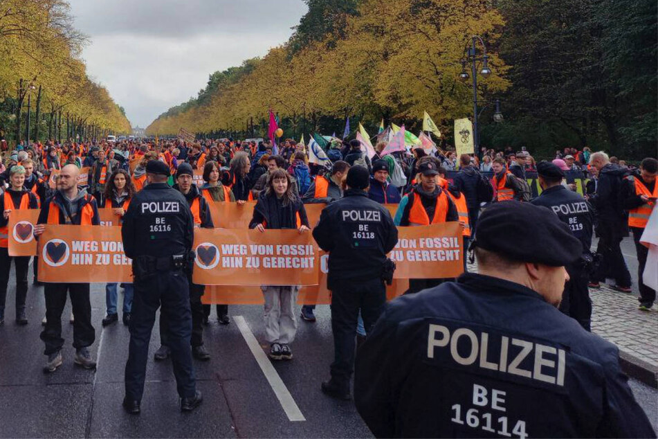 Die Polizei hat nur eine kleinere Blockade an der Siegessäule geräumt und lässt die Klima-Demonstranten weitestgehend gewähren.
