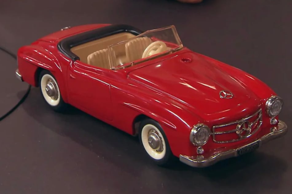 Der Mercedes 190 SL wurde zwischen 1956 und 1969 produziert und befindet sich in einem tadellosen Zustand.