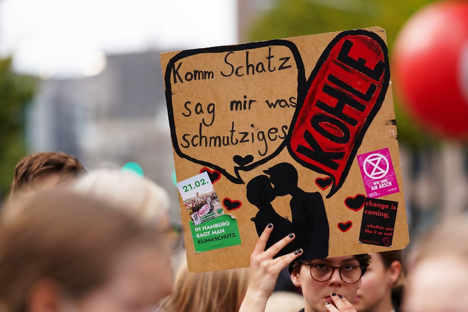 Teilnehmer des globalen Klimastreiks von Fridays for Future (FFF) demonstrieren in der Hamburger Innenstadt.