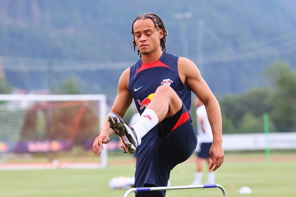  Xavi Simons, a Dutch professional footballer who plays as a midfielder for Bundesliga club RB Leipzig, is seen here in his team's uniform during a training session.