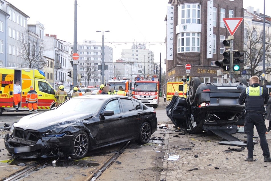 Drei Autos prallten im Kreuzungsbereich ineinander.