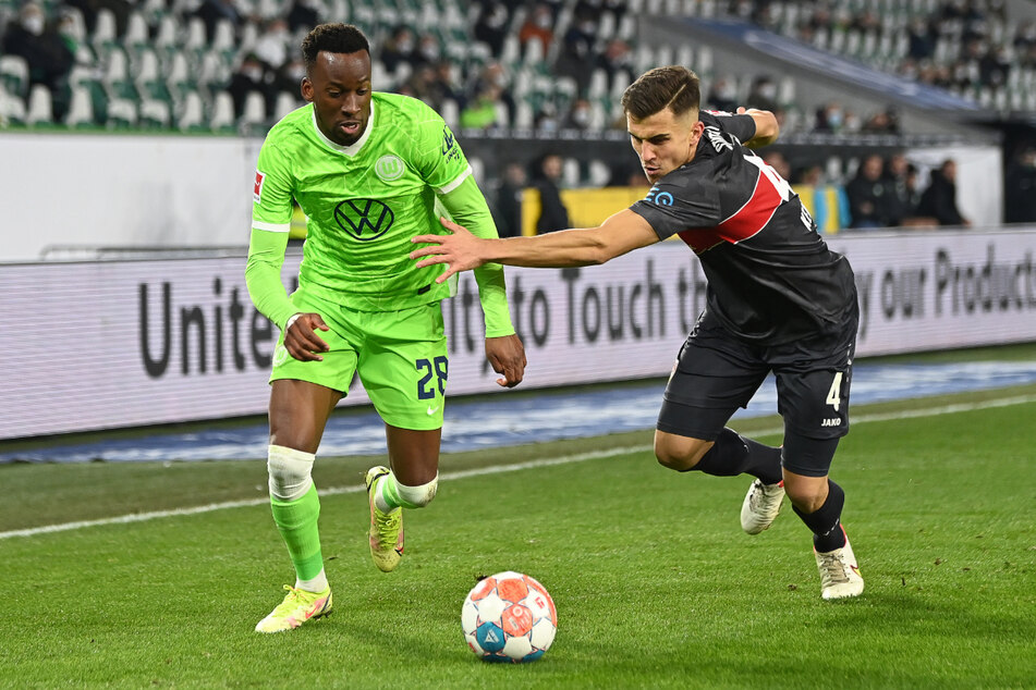 Hertha-Leihgabe Dodi Lukebakio (24, l.) setzt sich gegen Stuttgarts Marc-Oliver Kempf (26) durch. Eine Kaufoption besitzt der VfL Wolfsburg nicht.