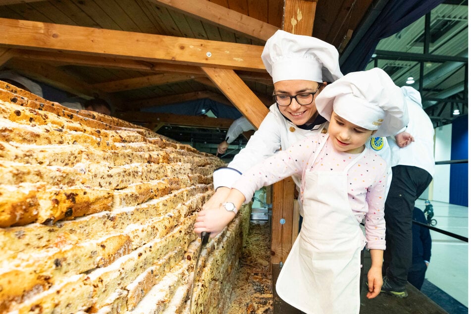 Bäckerin Katharina Merz (39) brachte zusammen mit Töchterchen Martha (6) den Stollen in Topform.