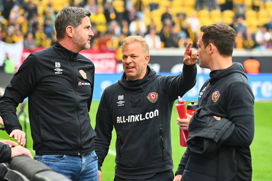 Dynamos Sportchef Ralf Becker (li.), Trainer Markus Anfang (M.) sowie Co-Trainer Florian Junge (r.) haben Paul Will für unverkäuflich erklärt.
