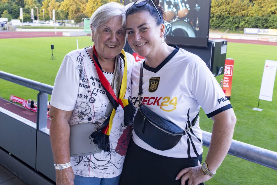 Rentnerin Maud-Ellen Franz (80) und ihre Tochter Anett (46), Mitarbeiterin bei der Stadtverwaltung Freital, freuten sich auf einen spannenden Fußball-Abend.