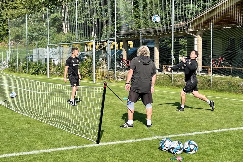 Florian Junge (l.), Heiko Scholz (M.) und José Portela spielten mit der Giraffenbande Fußball-Tennis.