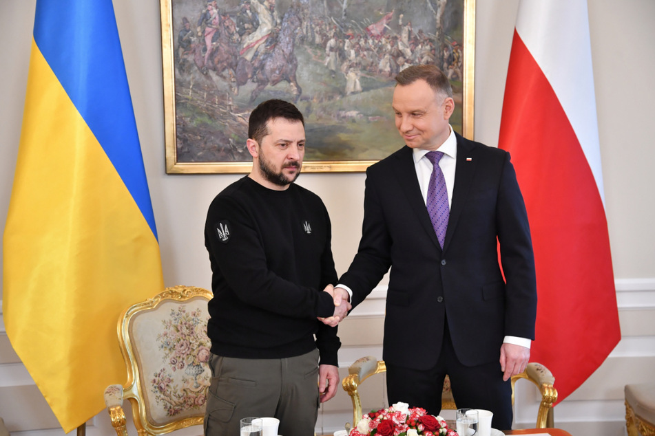Andrzej Duda (50, r.) reicht Wolodymyr Selenskyj (45) bei einem Treffen im Präsidentenpalast die Hand.