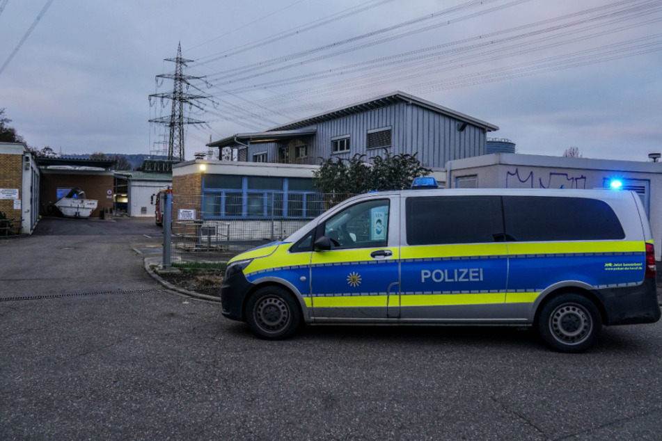 Die Polizei ist an der Unglücksstelle vor Ort.