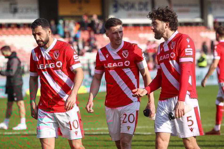 Spielmacher Tolcay Cigerci (31, v.l.), Kapitän Axel Borgmann (31) und Mittelfeldanker Dominik Pelivan (29) stehen allesamt bei vier gelben Karten.