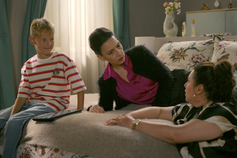 Henry (l.) mit Oma Simone (M.) und Mama Vanessa.