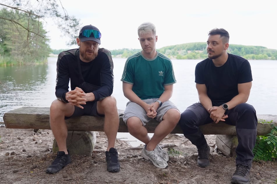 Fritz Meinecke (36, v.l.), Max Kovacs und Johannes Hovekamp verabschieden sich offiziell von "7 vs. Wild".