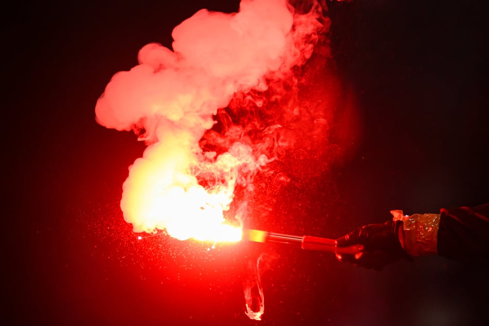Am Donnerstag- und am Freitagabend hatten Fans wiederholt im Frankfurter Stadtgebiet Pyrotechnik gezündet. (Symbolbild)