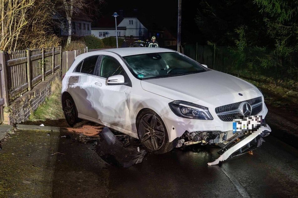 Unfall in Oderwitz: Der Schaden am Mercedes ist nach einem Ausflug in den Straßengraben erkennbar.