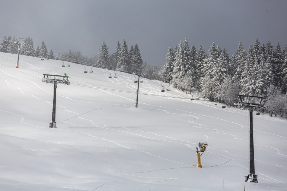 25. Dezember 2020: Von Wintersportlern gelegte Spuren zeichnen sich im Schnee nahe der Talstation der derzeit stillgelegten Feldbergbahn ab.