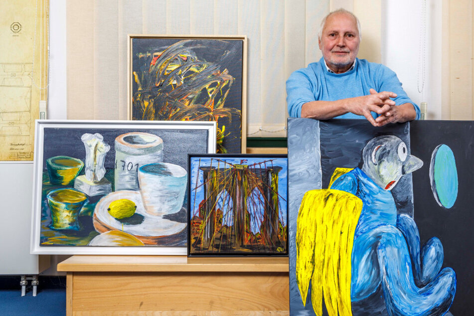 In seinem Büro zeigt Ulrich Finger (67) eine Auswahl seiner Bilder. Rechts sein Lieblingsmotiv "Der eingesperrte Engel".