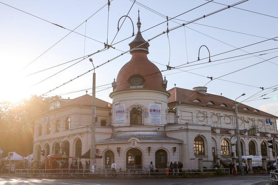 Der Felsenkeller in Leipzig wird von der Sonne angestrahlt. So freundlich startet die neue Woche in Sachsen.