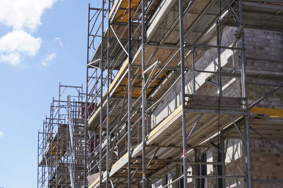 Schwerer Arbeitsunfall bei Solarfirma: Monteure stürzen von Gerüst!