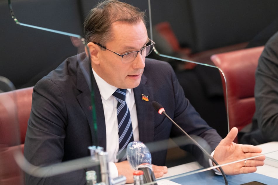 Tino Chrupalla (45), Bundessprecher der AfD, spricht während einer Pressekonferenz im niedersächsischen Landtag.