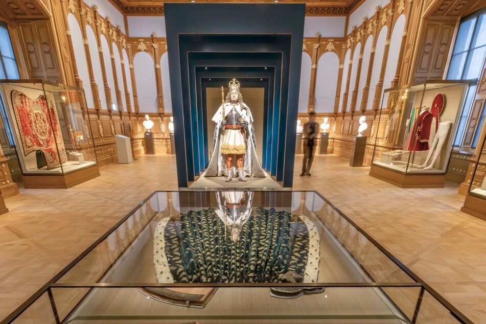 Die neue Ausstellung im Residenzschloss Dresden führt Besucher durch die prachtvolle Festetage.