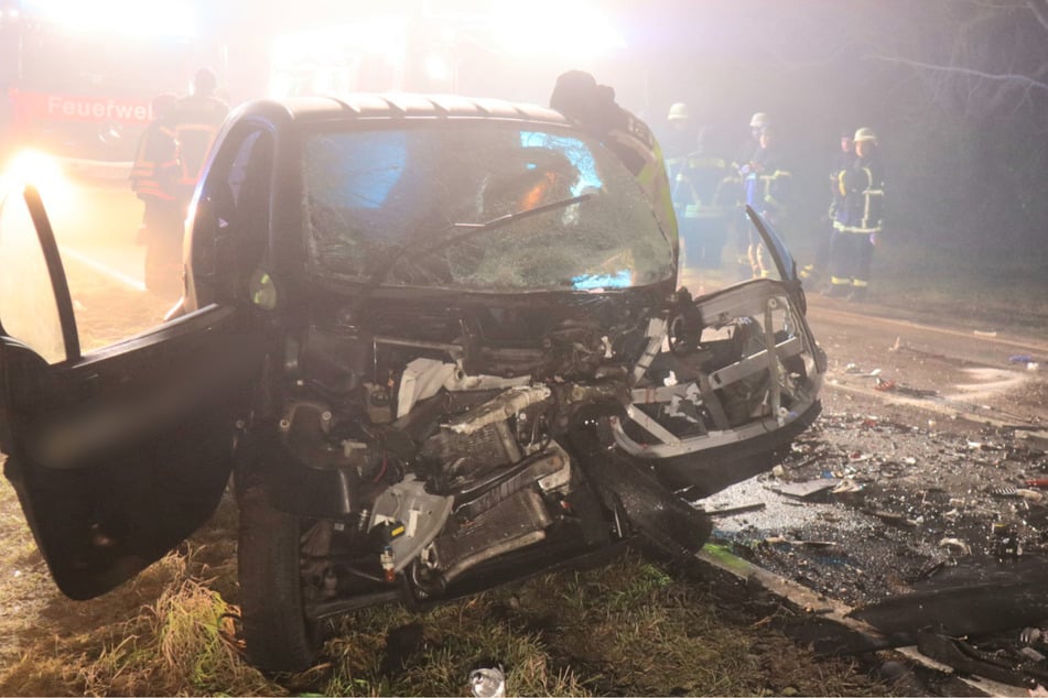 Auch der Smart ist nach dem Unfall nur noch ein Wrack.