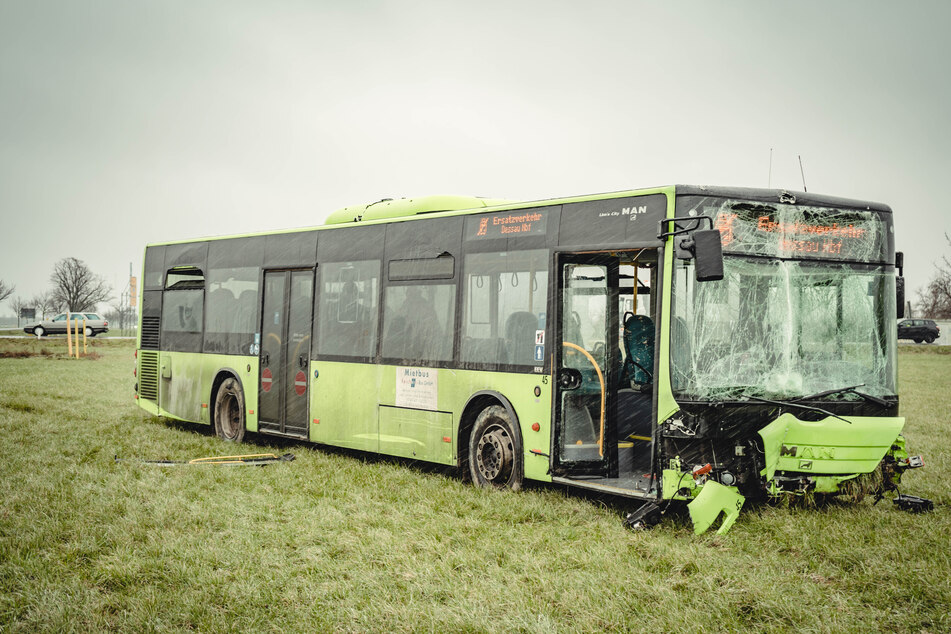 Linienbus kollidiert auf Landstraße mit Auto: Fünf Personen verletzt