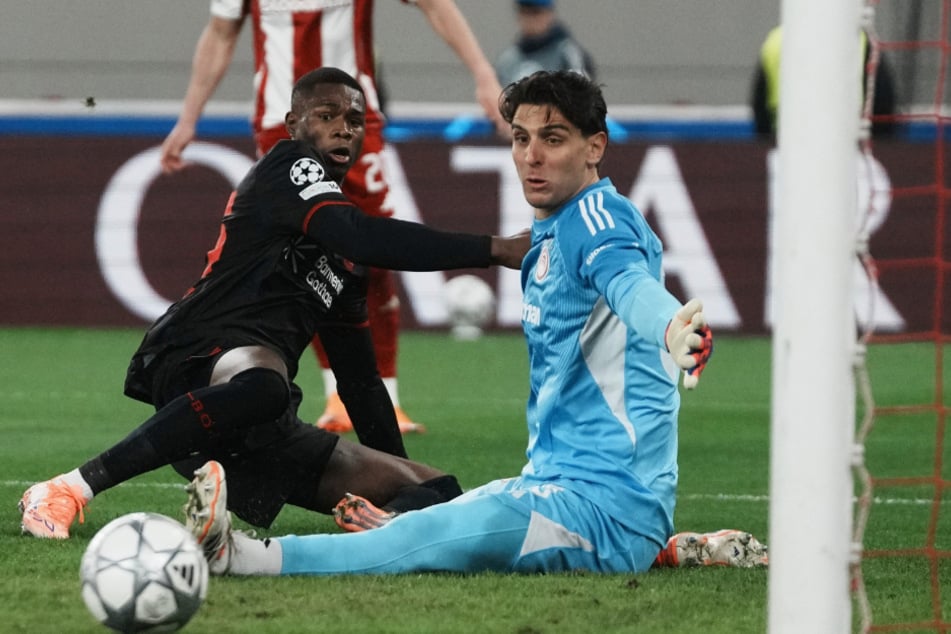 Immer wieder scheiterten die Angreifer der Werkself um Youngster Christian Kofane (19) am starken Piräus-Keeper Konstantinos Tzolakis (23).