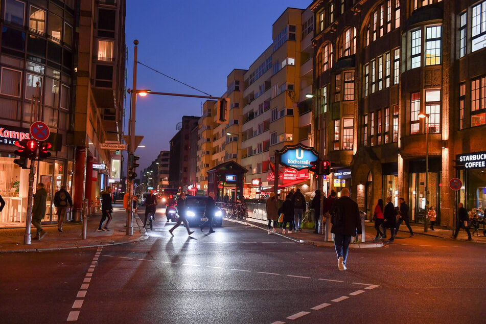 An der Kreuzung am Checkpoint Charlie in Berlin sind die Ampeln "amerikanisch" geschaltet, sodass bei Rot für Autos, Fußgänger die Straße quer passieren können.