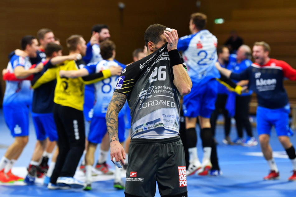 Die Spieler aus Großwallstadt tanzten nach dem Auswärtssieg im Kreis, Dresdens Marek Vanco zieht sich frustriert das Trikot vors Gesicht.
