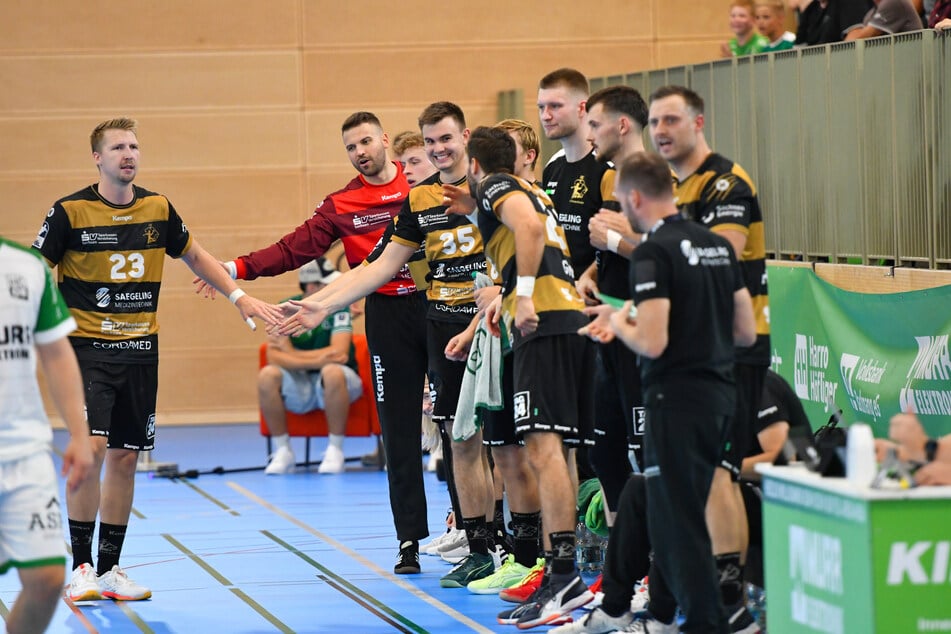 Ivar Stavast (27, l.) traf siebenmal und empfing dafür die Glückwünsche seiner Mitspieler.