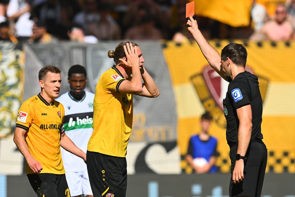 Als er gegen Hannover mit Rot vom Platz flog, konnte es Vinko Sapina (30, M.) nicht fassen.