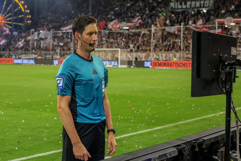 Schiedsrichter Matthias Jöllenbeck (39) entschied erst nach Ansicht der Bilder auf Elfmeter für Köln.